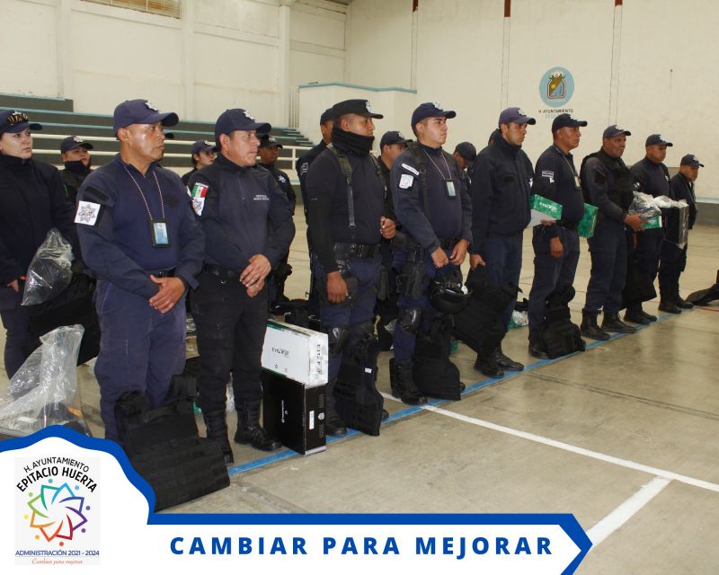 Entrega de Uniformes y Equipo Táctico